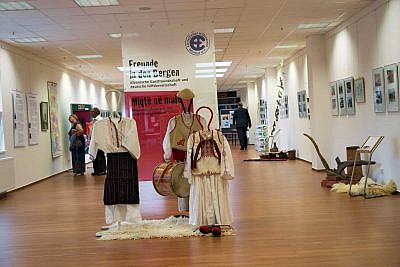 Eingangsbereich mit Ausstellungs-Banner